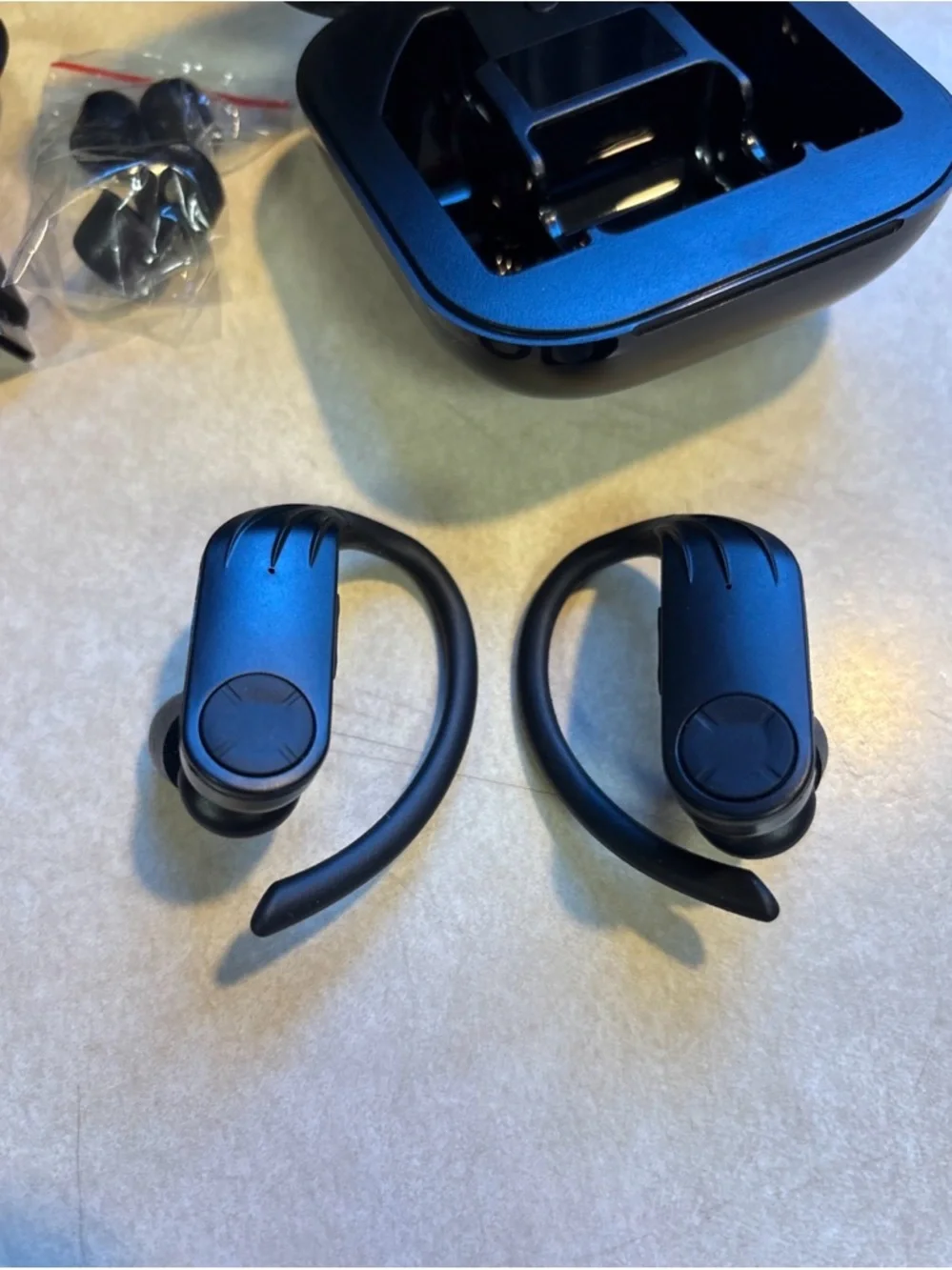B1 High Definition Wireless Ear Hook Ear Buds With Case Charger New With Box